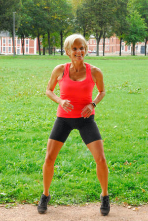 sport-a-arras-cours-fitness-en-exterieur-pose-dynamique-sur-demi-pointe-carole-nebati-coach-sportif-a-domicile